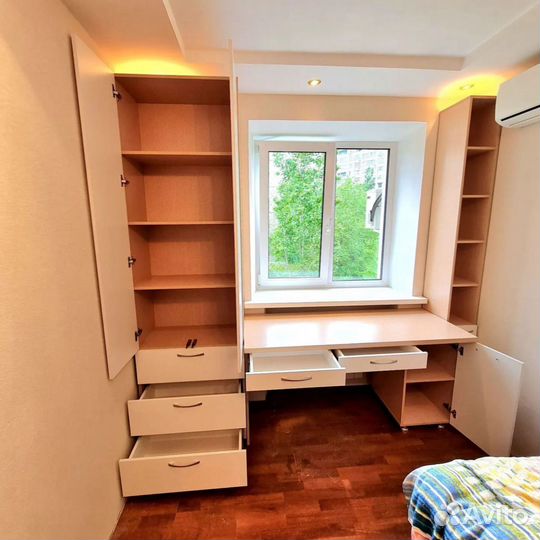 Детская рабочая зона у окна для двоих