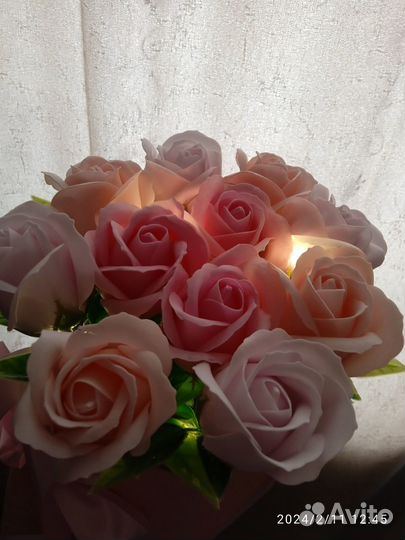 Светящийся букет из мыльных роз