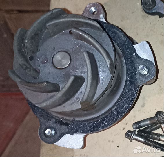 Клапанная крышка и помпа