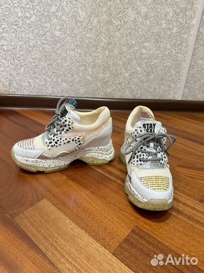 Кроссовки женские