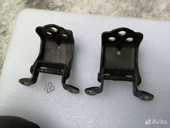 Петли нижнего борта багажника Toyota LC200