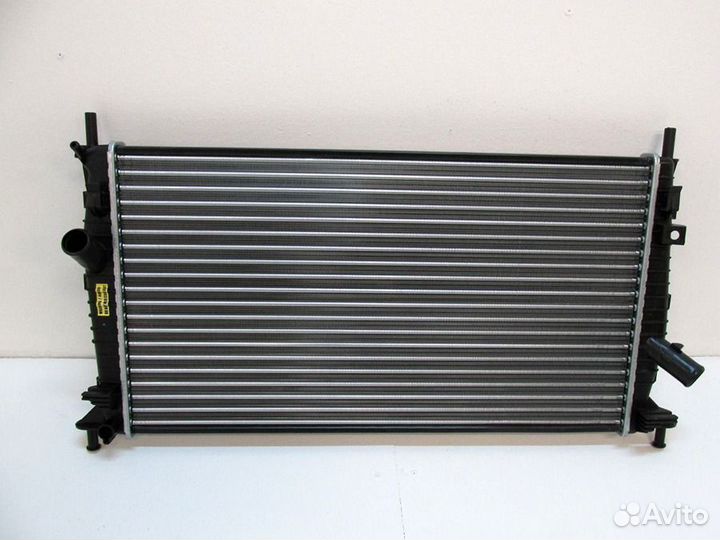 Радиатор охлаждения двигателя Форд Фокус 2 2005-11
