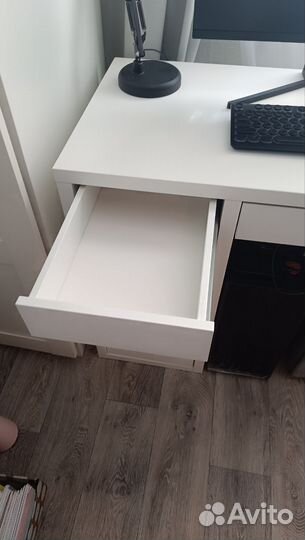 Письменный стол micke IKEA