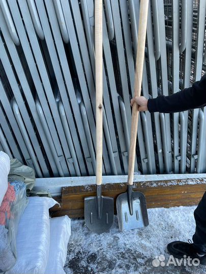 Лопата с черенком