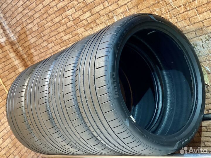 Pirelli P Zero PZ4 275/35 R21 и 315/30 R21
