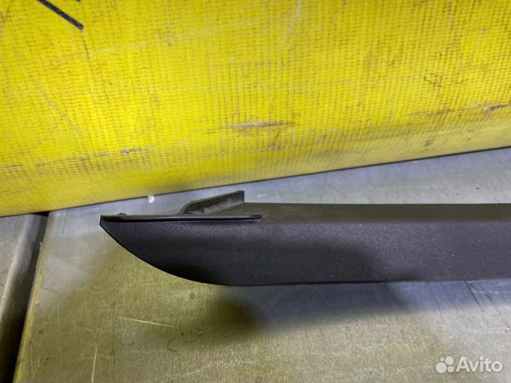 Накладка рамки стекла задняя левая Ford Focus 3