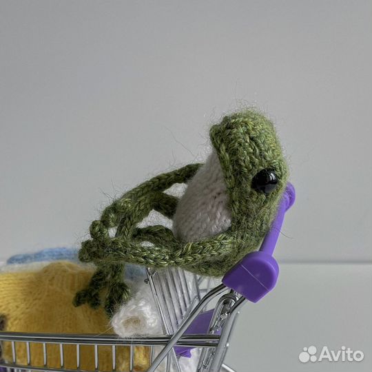 Лягушка вязаная в свитере игрушка подарок сувенир