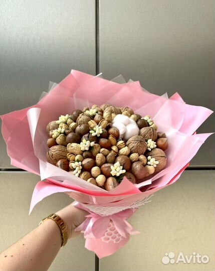 Букет из орехов