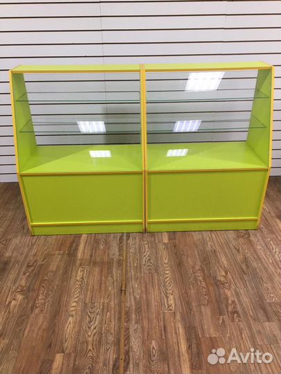 Кассовый стол,витрины