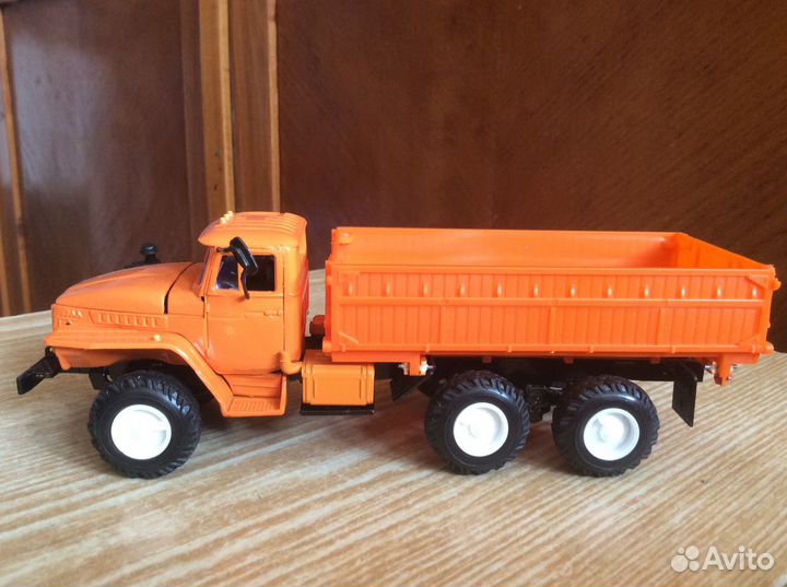 Модель Урал 5557 с/х,масштаб 1:43, элекон г.Казань