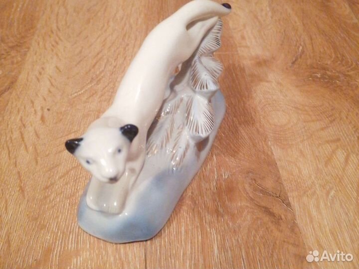 Статуэтка фарфоровая