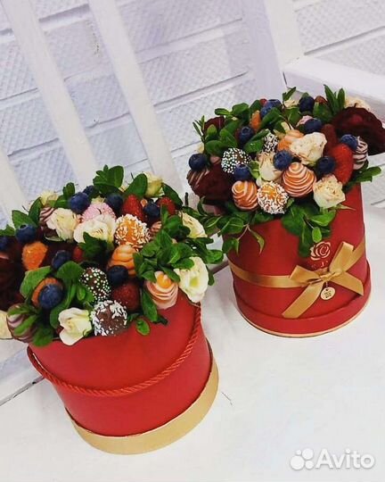 Букет из клубники в шоколаде с розами и мятой