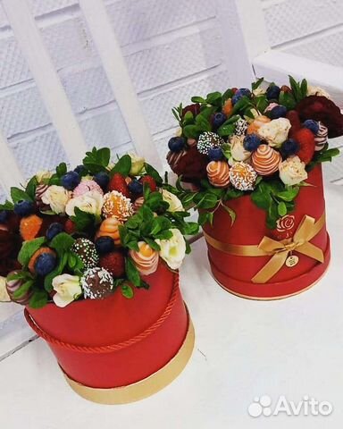 Букет из клубники в шоколаде с розами и мятой