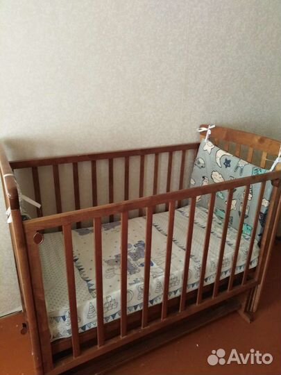 Детская кроватка с маятником