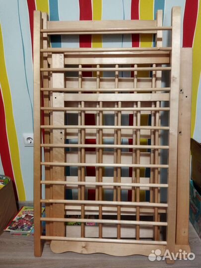 Детская кроватка с маятником