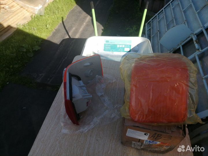 Продаю задние фонари правый и левый audi 80