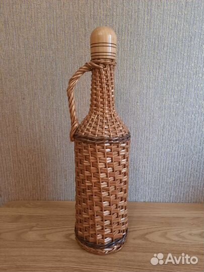 Бутылка из ротанга