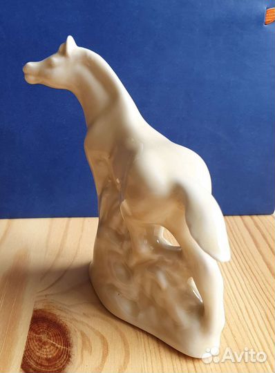 Фарфоровая статуэтка 