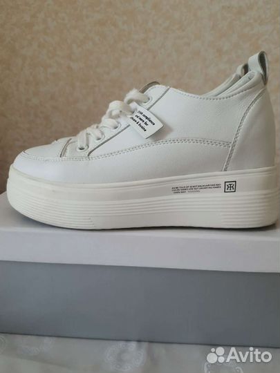 Кроссовки женские нат. кожа 35