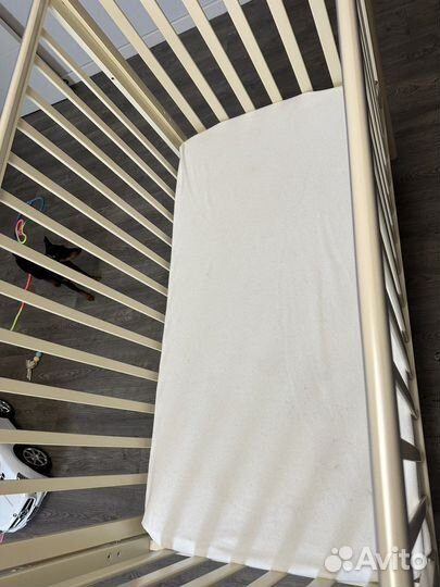 Детская кроватка с продольным маятником