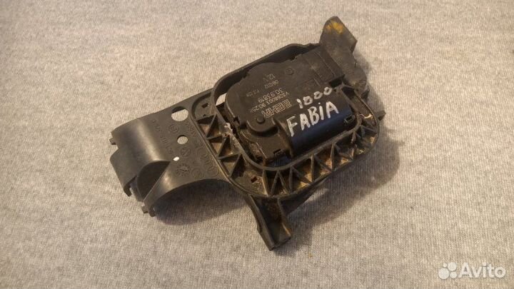 Моторчик заслонки отопителя Skoda Fabia 2007-2015