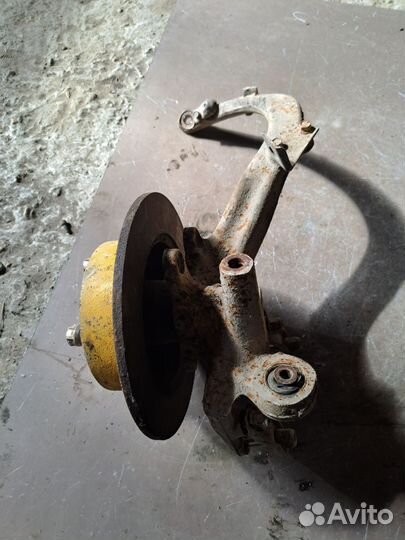 Поворотный кулак задний левый Honda Inspire