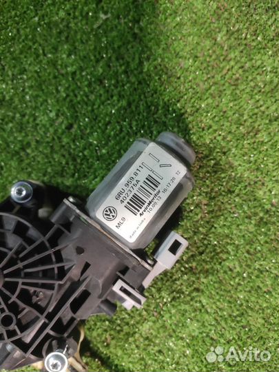 Стеклоподъемник задний правый Volkswagen Polo