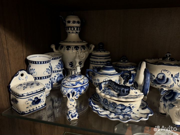 Очень много гжели