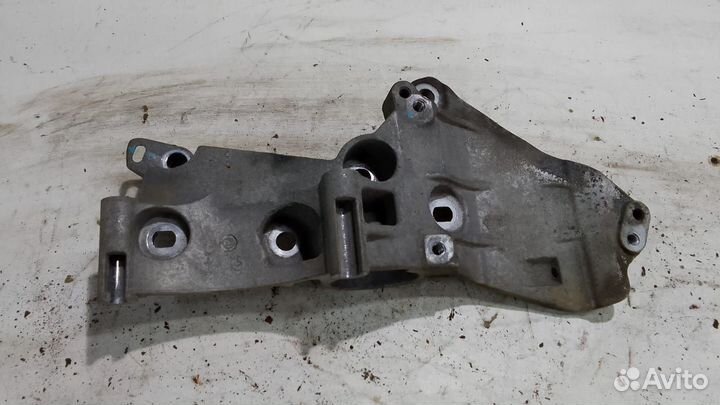 Кронштейн генератора Renault Megane 3