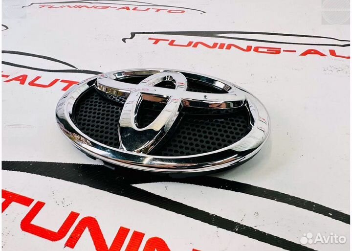 Эмблема в решетку Toyota Land Cruiser 200