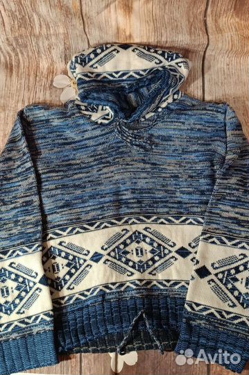 Свитер вязаный ручной работы с капюшоном