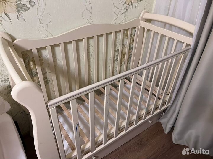 Детская кроватка с маятником и ящиком
