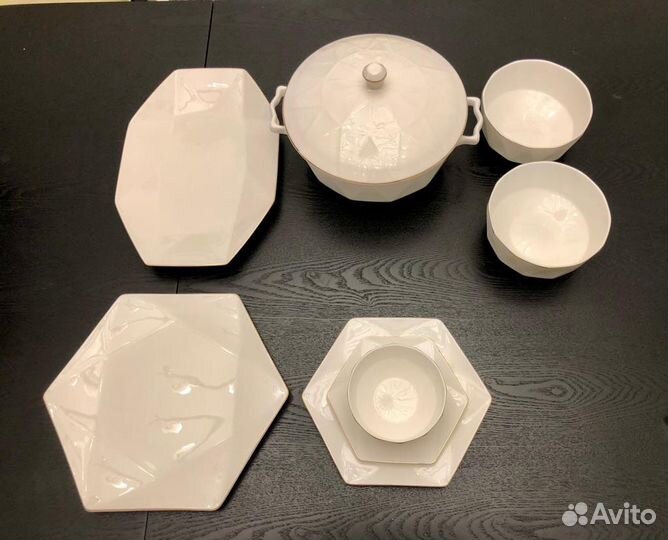 Абсолютно новый столовый сервиз, костяной фарфор