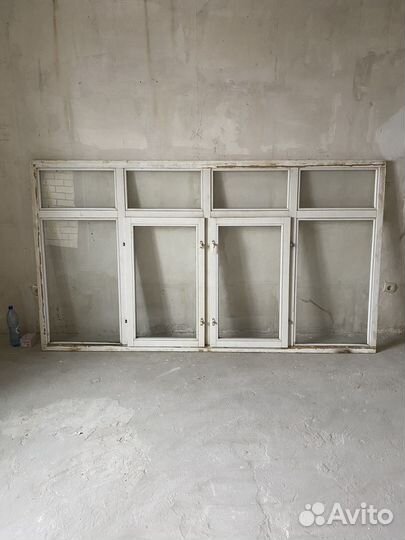 Пластиковые окна и дверь, деревянная оконная рама