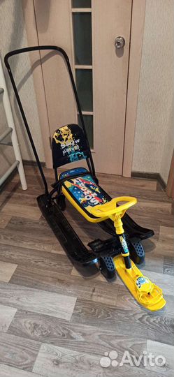 Снегокат с толкателем и колёсами