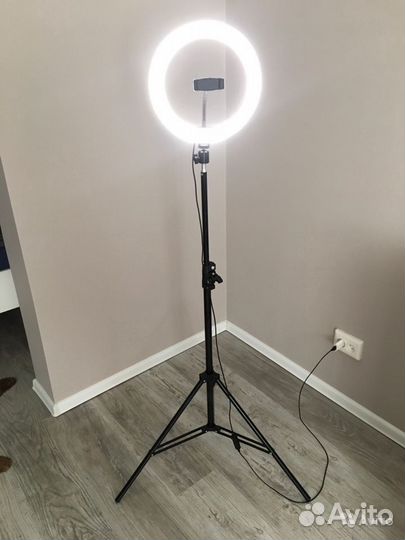 Световое кольцо со штативом в комплекте