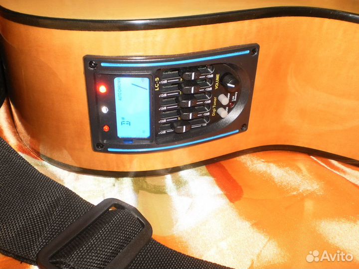 Гитара с тюнером/эквалайзером + комплект