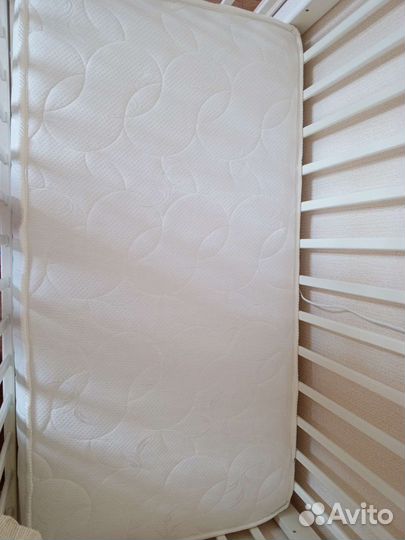 Детская кроватка с маятником