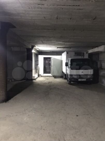 Машиноместо, > 30 м²