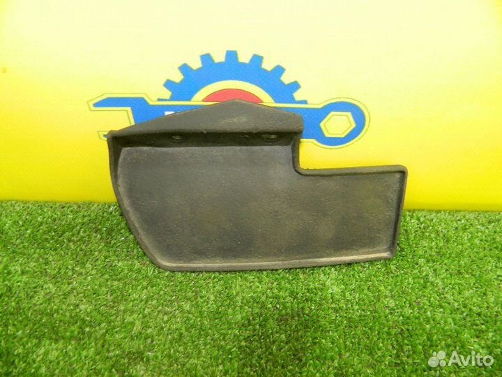 Брызговик задний правый Nissan Terrano D10