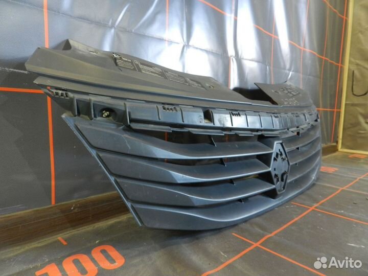 Решетка радиатора - Renault Logan 1