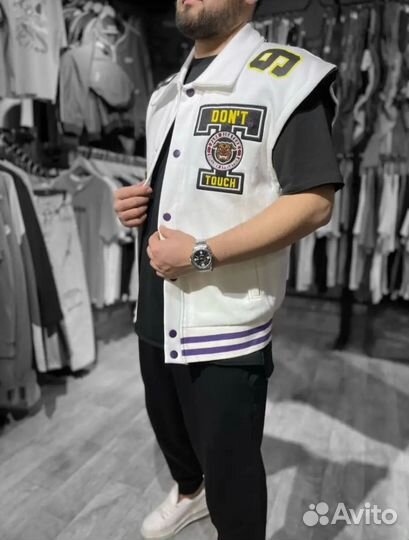 Безрукавка мужская на кнопках нашивка