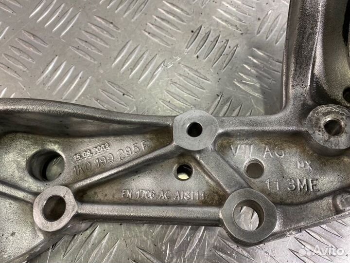 Кронштейн рычага передний левый Volkswagen Golf