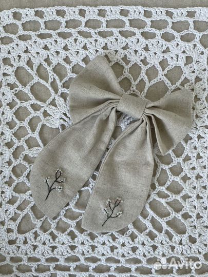 Бант с вышивкой
