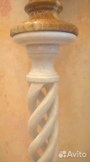 Ваза из оникса с подставкой