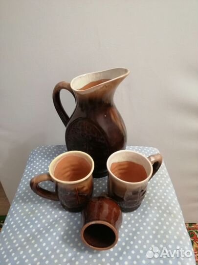 Кувшин глиняный с кружками