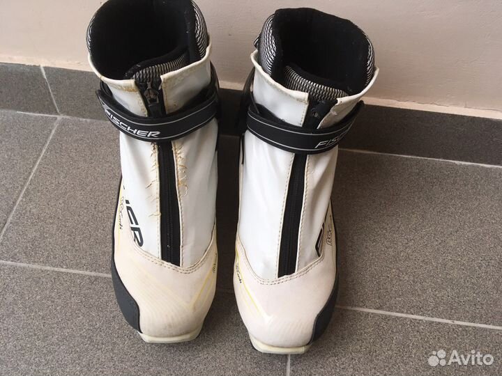 Лыжи беговые, ботинки, коньки, клюшка, палки