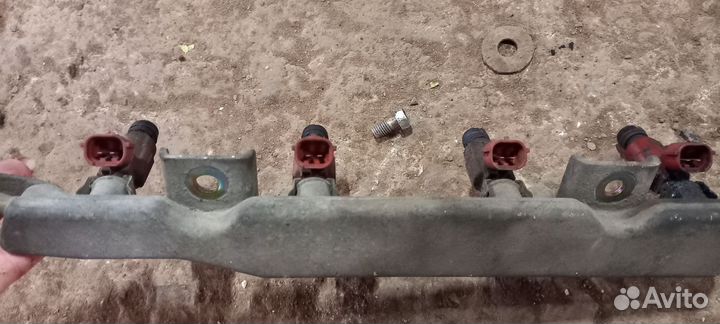 Топливная рампа в сборе с форсунками Almera N16