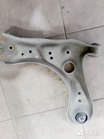 Передний правый рычаг volkswagen polo