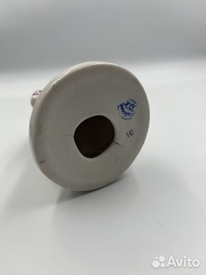 Фарфоровая статуэтка девочка кормит голубя зхк